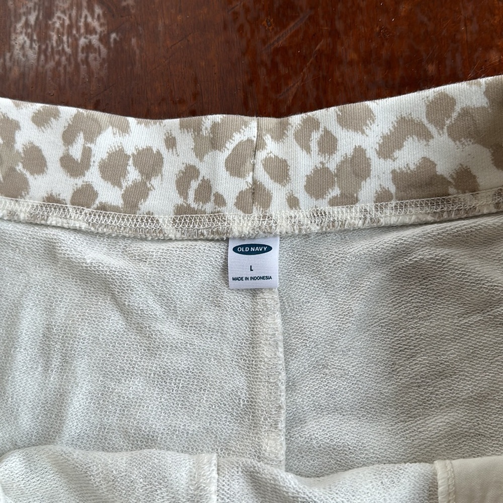 NWT Old Navy Drawstring Leopard Spots Shorts Size Large - Picture 2 of 7